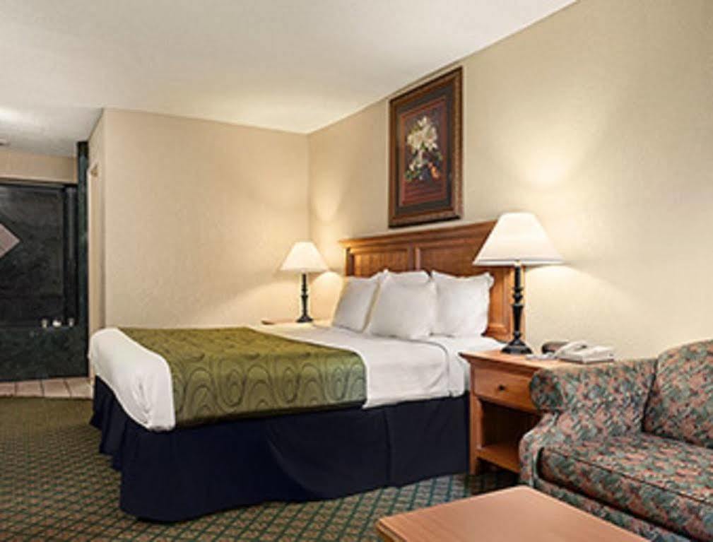 Days Inn & Suites By Wyndham Stuttgart Eksteriør bilde